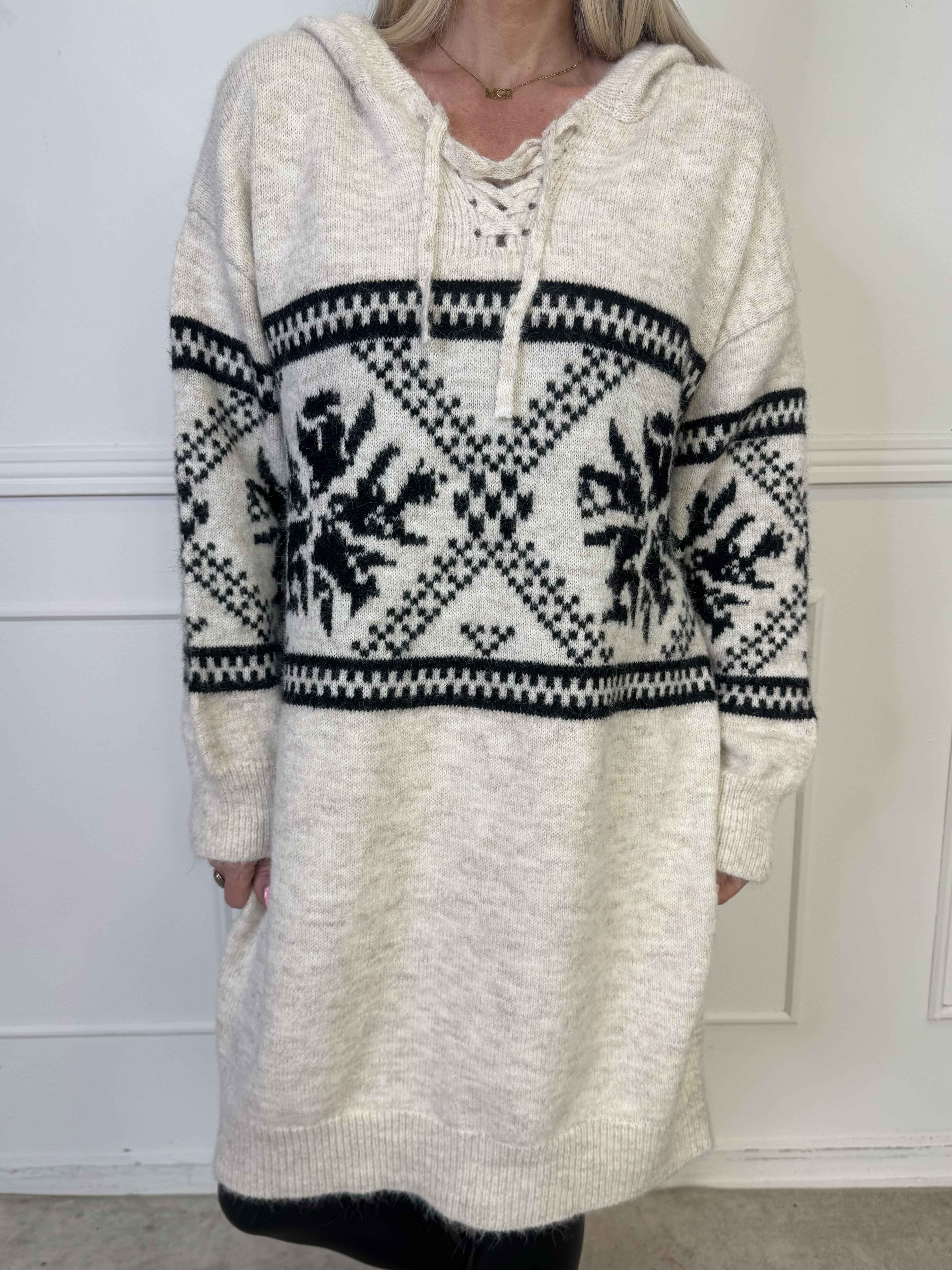 Veni Long - Blød mønstret strikkjole med hætte